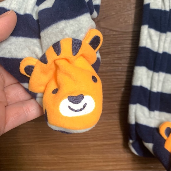 Carter's Zipper footie pajamas 9 months - Picture 3 of 5